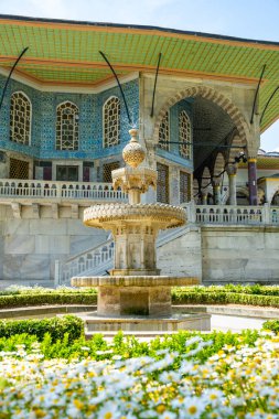 Türkiye 'nin İstanbul kentindeki Topkapı Sarayı' nın mimari ve park bölgesi. Yüksek kalite fotoğraf