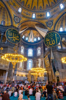 İstanbul, Türkiye - 28 Mayıs 2022: Ayasofya 'nın İçi. Ulu Cami ve eski adıyla Kilise, İstanbul, Türkiye 'deki hacılar ve turistler arasında popüler bir yerdir. Yüksek kalite fotoğraf
