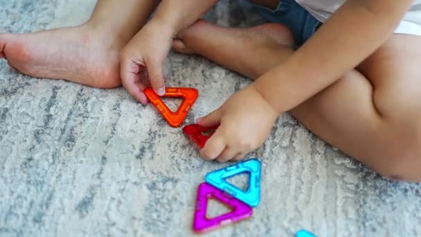 Маленька Дівчинка Грає Різнокольоровий Магнітний Пластиковий Набір Блоків Вдома Дитина — стокове відео