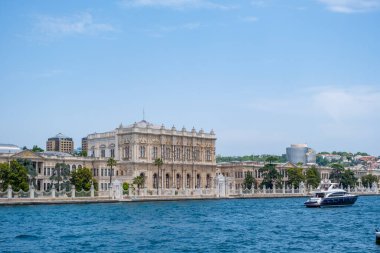 İstanbul, Türkiye - 29 Mayıs 2022: İstanbul, Türkiye 'den Dolmabahçe Sarayı manzarası. Yüksek kalite fotoğraf