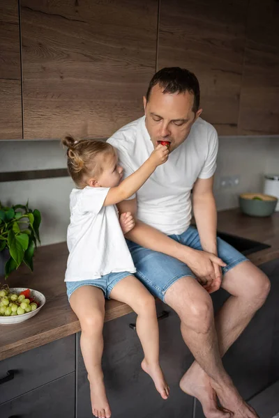 Cute Little Girl Her Handsome Dad Eating Fruit Modern Kitchen — Stock Photo, Image