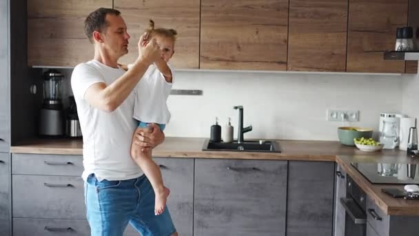 Happy Father Little Girl Joyfully Spending Time Modern Kitchen Happy — Vídeo de stock