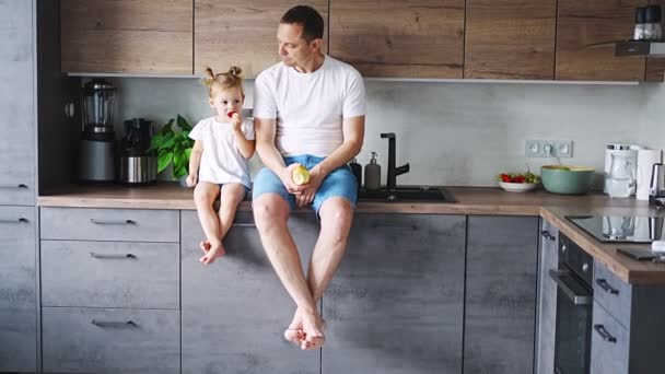 Cute Little Girl Her Handsome Dad Eating Fruit Modern Kitchen — Wideo stockowe