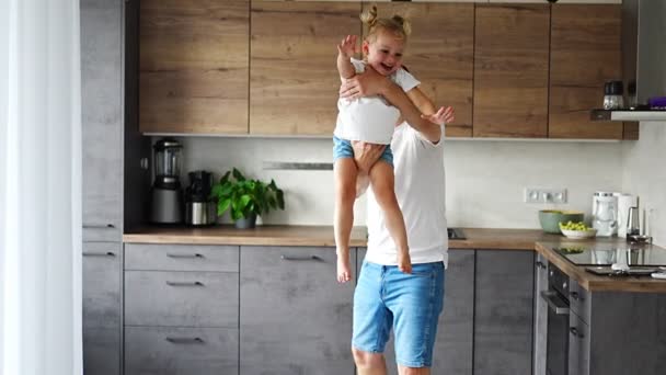 Happy Father Little Girl Joyfully Spending Time Modern Kitchen Happy — ストック動画