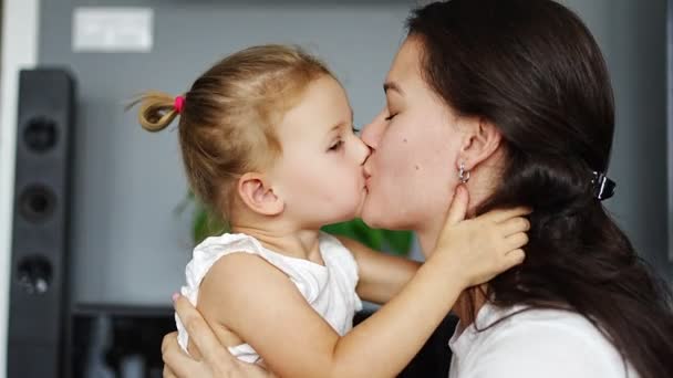 Little Girl Kiss Happy Laughing Mum Home Mother Day Birthday — Video