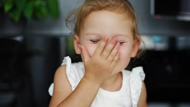 Little Girl Smiles Looks Close Video Camera Portrait Girl Daughter — Αρχείο Βίντεο