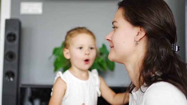 Little Girl Kiss Happy Laughing Mum Home Mother Day Birthday — Stockvideo