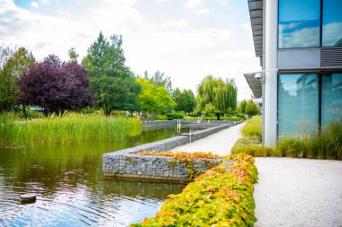 Prag, Çek Cumhuriyeti - 2 Eylül 2022: Chodov iş merkezinin sokak manzarası, park. Çelik ve camdan binalarla dolu modern bir yer. - Evet. Yüksek kalite fotoğraf