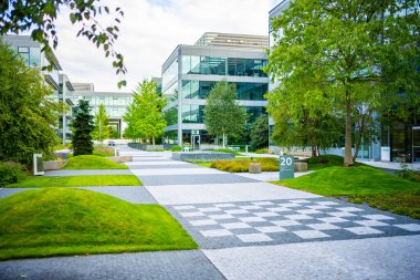 Prag, Çek Cumhuriyeti - 2 Eylül 2022: Chodov iş merkezinin sokak manzarası, park. Çelik ve camdan binalarla dolu modern bir yer. - Evet. Yüksek kalite fotoğraf