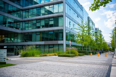 Prag, Çek Cumhuriyeti - 2 Eylül 2022: Chodov iş merkezinin sokak manzarası, park. Çelik ve camdan binalarla dolu modern bir yer. - Evet. Yüksek kalite fotoğraf