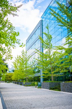 Prag, Çek Cumhuriyeti - 2 Eylül 2022: Chodov iş merkezinin sokak manzarası, park. Çelik ve camdan binalarla dolu modern bir yer. - Evet. Yüksek kalite fotoğraf