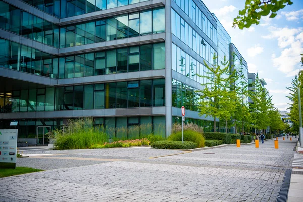 Prag, Çek Cumhuriyeti - 2 Eylül 2022: Chodov iş merkezinin sokak manzarası, park. Çelik ve camdan binalarla dolu modern bir yer. - Evet. Yüksek kalite fotoğraf