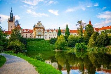 Çek Cumhuriyeti 'ndeki bir şato parkındaki gölden Pruhonice kalesinin manzarası. Yüksek kalite fotoğraf