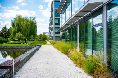 Prag, Çek Cumhuriyeti - 2 Eylül 2022: Chodov iş merkezinin sokak manzarası, park. Çelik ve camdan binalarla dolu modern bir yer. - Evet. Yüksek kalite fotoğraf