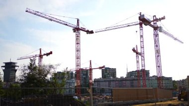 Prag, Çek Cumhuriyeti - 30 Ağustos 2022: Çek Cumhuriyeti 'nin Zizkov ilçesinde inşaat makinelerinin bulunduğu büyük bir alan. Yüksek kalite 4k görüntü