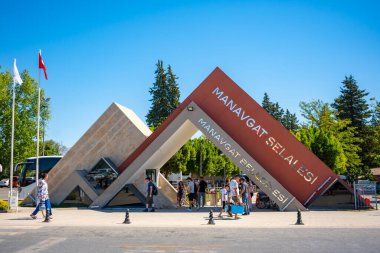 Manavgat, Türkiye - 8 Eylül 2022: Manavgat Şelalesi girişinin küçük, tuhaf geometrik binasının yakınındaki insanlar. Yüksek kalite fotoğraf