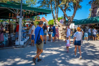 Manavgat, Türkiye - 8 Eylül 2022: İnsanlar Türkiye 'nin Manavgat kenti yakınlarındaki şelale gölü manzaralı manavgat şelalesinin doğal tarihi yakınlarında hediyelik eşya satın alıyorlar. Yüksek kalite fotoğraf