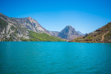 Mountain Gölü. Oymapinar barajının arkasındaki zümrüt su deposu. Manavgat bölgesindeki Yeşil Kanyon, Türkiye. Yüksek kalite fotoğraf