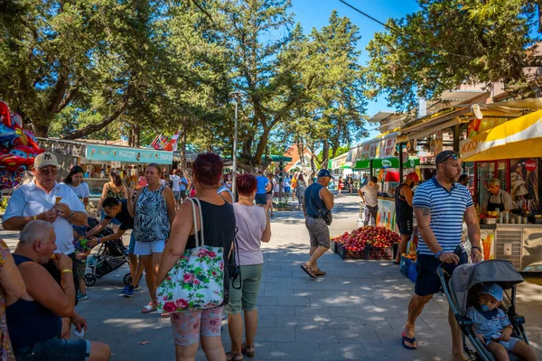 Manavgat, Türkiye - 8 Eylül 2022: İnsanlar Türkiye 'nin Manavgat kenti yakınlarındaki şelale gölü manzaralı manavgat şelalesinin doğal tarihi yakınlarında hediyelik eşya satın alıyorlar. Yüksek kalite fotoğraf