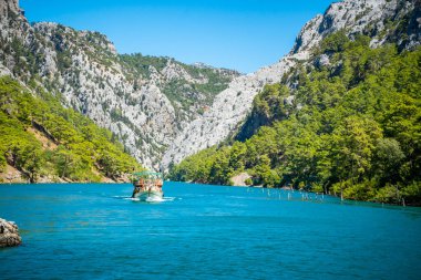 Mountain Gölü. Oymapinar barajının arkasındaki zümrüt su deposu. Manavgat bölgesindeki Yeşil Kanyon, Türkiye. Yüksek kalite fotoğraf