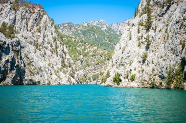 Mountain Gölü. Oymapinar barajının arkasındaki zümrüt su deposu. Manavgat bölgesindeki Yeşil Kanyon, Türkiye. Yüksek kalite fotoğraf