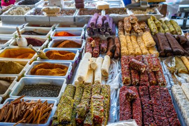 Türkiye 'nin Antalya kentindeki Türk pazarında fındıklı ve fındıklı börekler satılıyor. Yüksek kalite fotoğraf