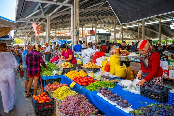 Antalya Turcja Września 2022 Ludzie Lokalnym Tradycyjnym Rynku Konyaalti Liman — Zdjęcie stockowe