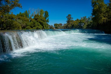 Manavgat, Türkiye 'nin Manavgat kenti yakınlarındaki şelale gölü manzaralı Manavgat şelalesinin güzel doğal simgesi. Yüksek kalite fotoğraf