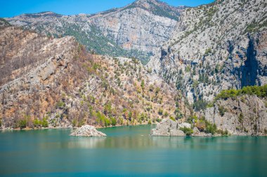 Mountain Gölü. Oymapinar barajının arkasındaki zümrüt su deposu. Manavgat bölgesindeki Yeşil Kanyon, Türkiye. Yüksek kalite fotoğraf