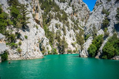 Mountain Gölü. Oymapinar barajının arkasındaki zümrüt su deposu. Manavgat bölgesindeki Yeşil Kanyon, Türkiye. Yüksek kalite fotoğraf