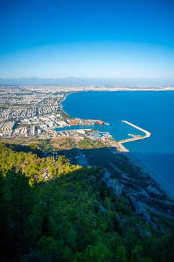 Türkiye 'nin popüler tatil beldesi Antalya' daki güzel mavi körfez ve Konyaalti plajının havadan manzarası. Yüksek kalite fotoğraf