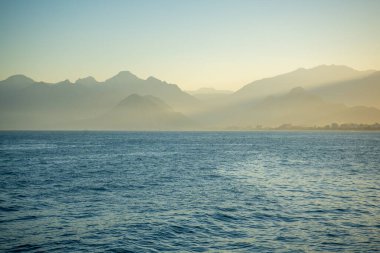 Türkiye 'nin Antalya kentinde gün batımında güzel dağ manzarası ve Akdeniz manzarası. Yüksek kalite fotoğraf