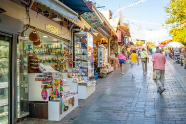 Antalya, Türkiye - 10 Eylül 2022: Antalya 'nın Tarih bölümünde insanlar sokakta yürüyor - Kaleici, Türkiye. Eski Antalya kasabası turistler arasında popüler bir yerdir. Yüksek kalite fotoğraf