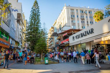 Antalya, Türkiye - 10 Eylül 2022: Türkiye 'nin orta kesimindeki popüler bir yaya caddesinde yürüyen insanlar. Yüksek kalite fotoğraf