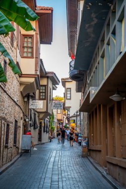 Antalya, Türkiye - 10 Eylül 2022: Antalya 'nın Tarih bölümünde insanlar sokakta yürüyor - Kaleici, Türkiye. Eski Antalya kasabası turistler arasında popüler bir yerdir. Yüksek kalite fotoğraf