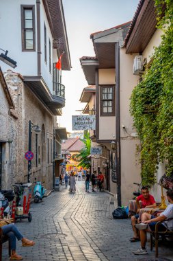 Antalya, Türkiye - 10 Eylül 2022: Antalya 'nın Tarih bölümünde insanlar sokakta yürüyor - Kaleici, Türkiye. Eski Antalya kasabası turistler arasında popüler bir yerdir. Yüksek kalite fotoğraf