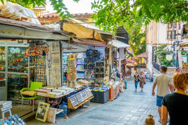 Antalya, Türkiye - 10 Eylül 2022: Antalya 'nın Tarih bölümünde insanlar sokakta yürüyor - Kaleici, Türkiye. Eski Antalya kasabası turistler arasında popüler bir yerdir. Yüksek kalite fotoğraf