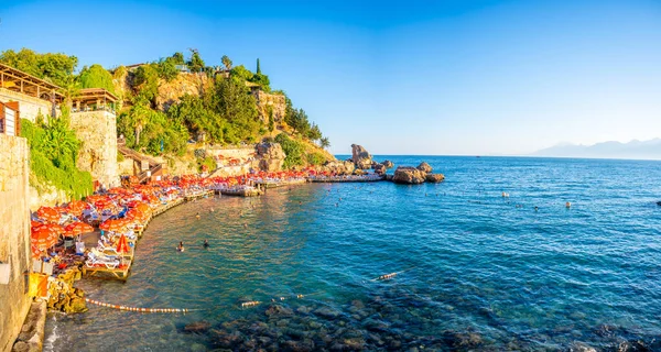 Antalya Turquia Setembro 2022 Pessoas Praia Perto Porto Cidade Velha — Fotografia de Stock