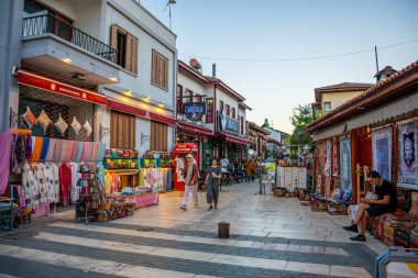Antalya, Türkiye - 10 Eylül 2022: Antalya 'nın Tarih bölümünde insanlar sokakta yürüyor - Kaleici, Türkiye. Eski Antalya kasabası turistler arasında popüler bir yerdir. Yüksek kalite fotoğraf