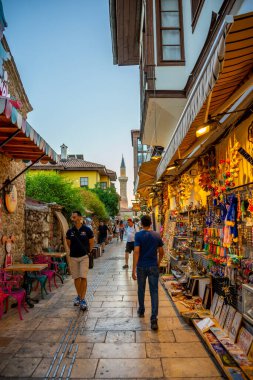 Antalya, Türkiye - 10 Eylül 2022: Antalya 'nın Tarih bölümünde insanlar sokakta yürüyor - Kaleici, Türkiye. Eski Antalya kasabası turistler arasında popüler bir yerdir. Yüksek kalite fotoğraf