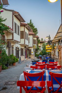 Antalya, Türkiye - 10 Eylül 2022: Antalya 'nın Tarihi bölümünde sokak - Kaleici, Türkiye. Eski Antalya kasabası turistler arasında popüler bir yerdir. Yüksek kalite fotoğraf