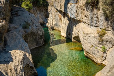Türkiye 'deki Koprulu Milli Parkı' ndaki Koprucay nehir geçidi üzerindeki Kadim köprüsü yakınlarındaki kanyon ve mavi fırtınalı dağ nehrinin panoramik manzarası. - Evet. Yüksek kalite fotoğraf