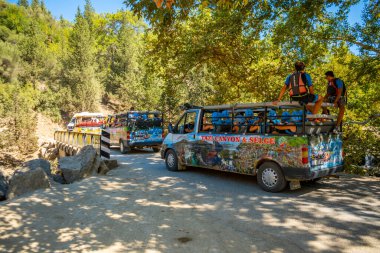 Manavgat, Türkiye - 12 Eylül 2022: Türkiye 'nin Manavgat kentindeki Koprucay Nehri Canyoning ve rafting gezisi. Yüksek kalite fotoğraf