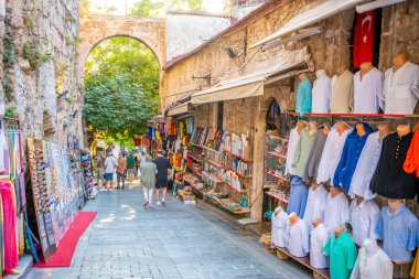 Antalya, Türkiye - 10 Eylül 2022: Antalya 'nın Tarih bölümünde insanlar sokakta yürüyor - Kaleici, Türkiye. Eski Antalya kasabası turistler arasında popüler bir yerdir. Yüksek kalite fotoğraf