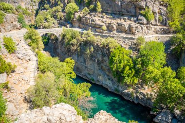 Koprucay nehir geçidi üzerindeki antik kemer köprüsü Türkiye 'deki Koprulu Milli Parkı' nda. Kanyonun panoramik manzarası ve mavi fırtınalı dağ nehri. Yüksek kalite fotoğraf