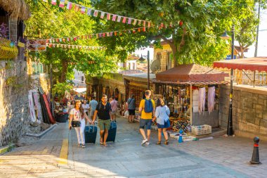 Antalya, Türkiye - 10 Eylül 2022: Antalya 'nın Tarih bölümünde insanlar sokakta yürüyor - Kaleici, Türkiye. Eski Antalya kasabası turistler arasında popüler bir yerdir. Yüksek kalite fotoğraf