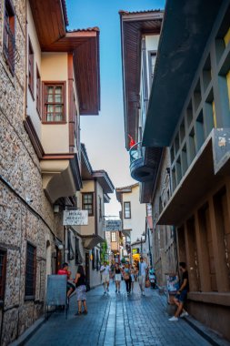 Antalya, Türkiye - 10 Eylül 2022: Antalya 'nın Tarih bölümünde insanlar sokakta yürüyor - Kaleici, Türkiye. Eski Antalya kasabası turistler arasında popüler bir yerdir. Yüksek kalite fotoğraf