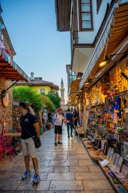 Antalya, Türkiye - 10 Eylül 2022: Antalya 'nın Tarih bölümünde insanlar sokakta yürüyor - Kaleici, Türkiye. Eski Antalya kasabası turistler arasında popüler bir yerdir. Yüksek kalite fotoğraf