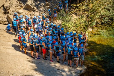 Manavgat, Türkiye - 12 Eylül 2022: Türkiye 'nin Manavgat kentindeki Koprucay Nehri Canyoning ve rafting gezisi. Yüksek kalite fotoğraf