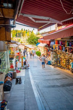 Antalya, Türkiye - 10 Eylül 2022: Antalya 'nın Tarih bölümünde insanlar sokakta yürüyor - Kaleici, Türkiye. Eski Antalya kasabası turistler arasında popüler bir yerdir. Yüksek kalite fotoğraf